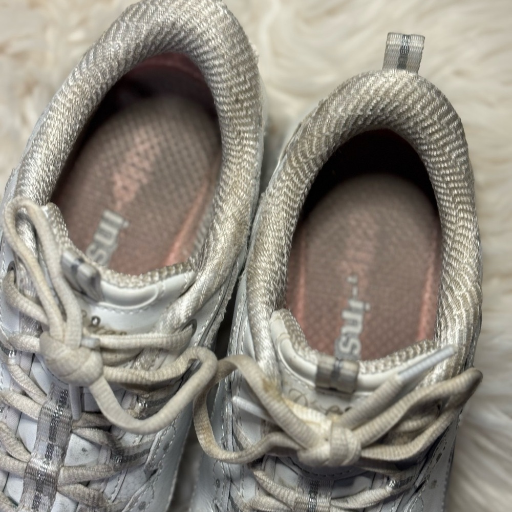 Well worn white sketchers sneakers shoes - Picture 6 of 8